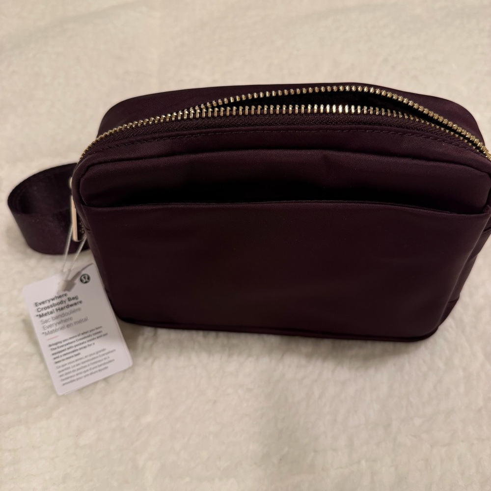 NEW Lululemon Everywhere Crossbody Bag 2L- Black Plum and Gold - Picture 9 of 9